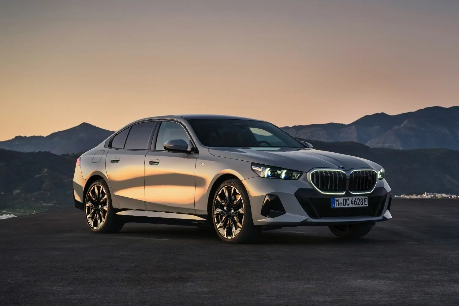 BMW 5 SERIES HOÀN TOÀN MỚI CHÍNH THỨC ĐƯỢC RA MẮT TẠI VIỆT NAM