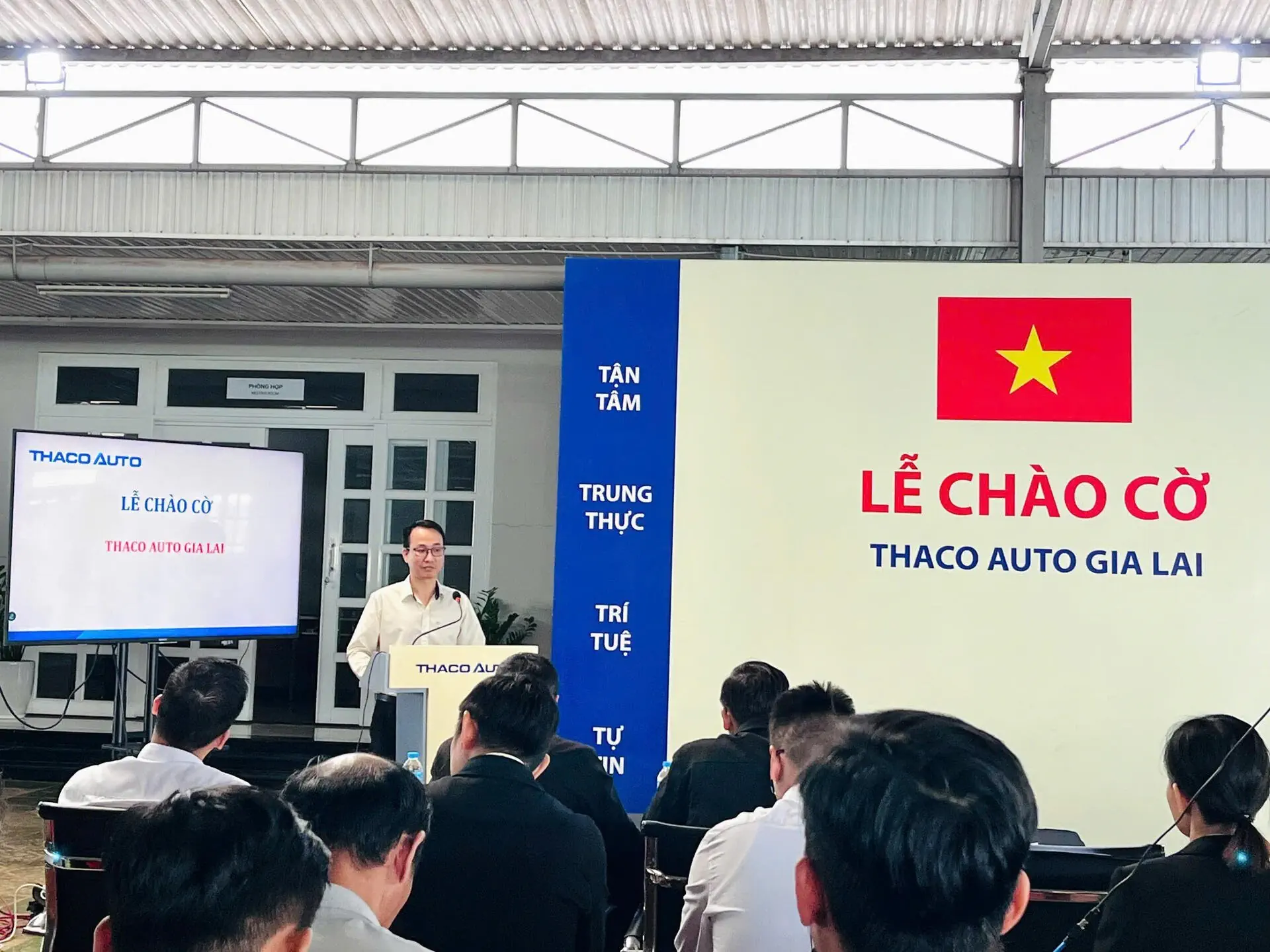 Lễ chào cờ tháng 10: THACO AUTO Gia Lai chủ động thích ứng, bức phá quý 4 năm 2025