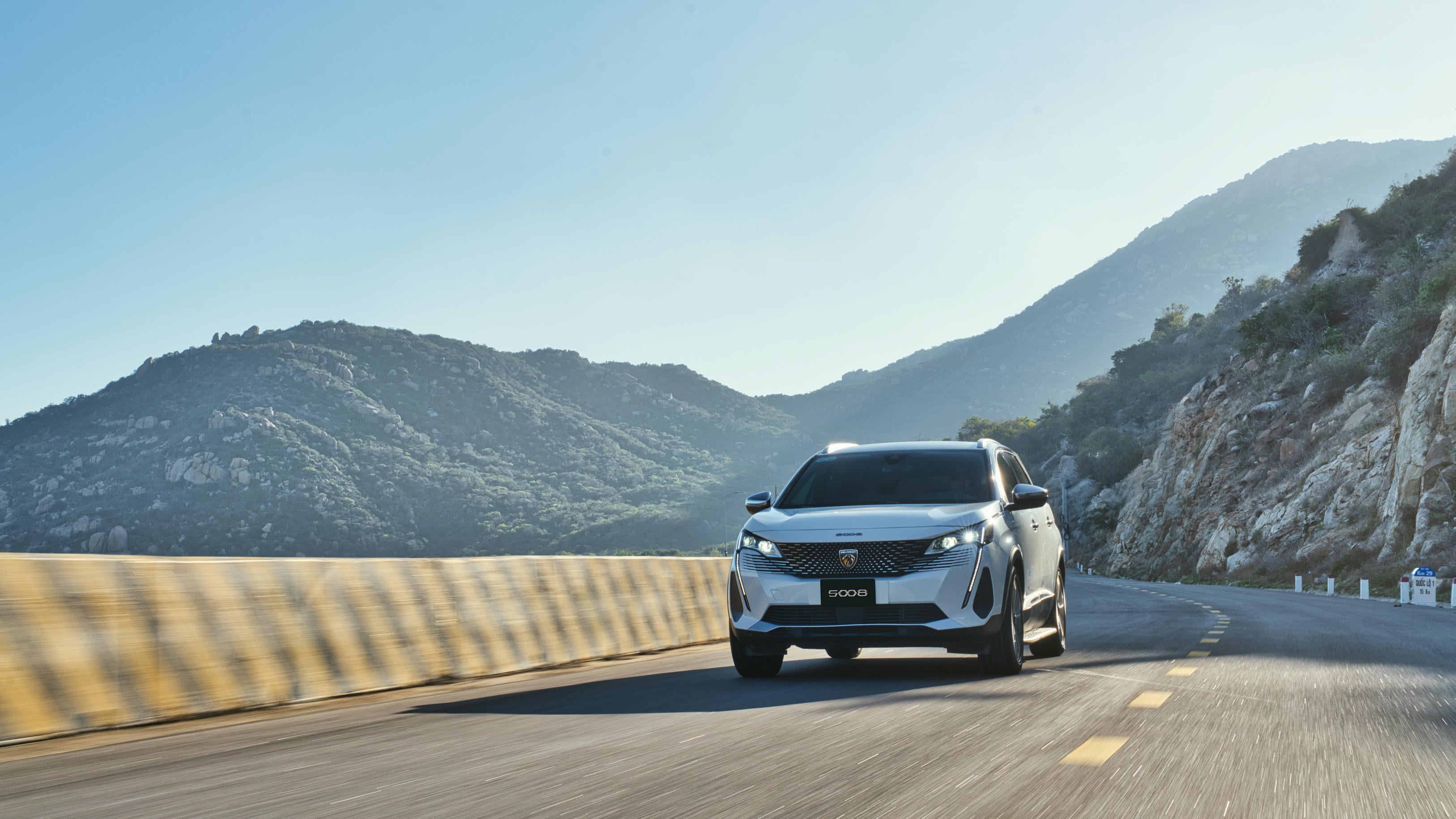 3-peugeot-5008-van-hanh-manh-me-tren-nhieu-loai-dia-hinh-khac-nhau-bao-gom-ca-nhung-cung-duong-deo-doc